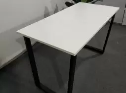 Bàn Làm Việc Văn Phòng U-Desk Màu Trắng Chân Đen UG26